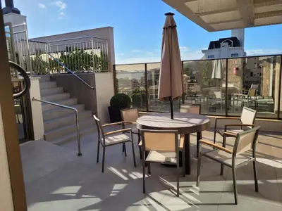 Uma varanda ou terraço em Sinta-se em Casa, Apartamento luxo 2 suítes, piscina aquecida no condomínio, 1 quadra do mar, completo