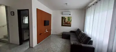 Uma área de estar em Casa Praia Itapema - Sobrado 3 quartos