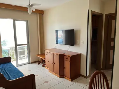 Uma televisão e/ou sistema de entretenimento em apartamento na praia de Porto belo - SC