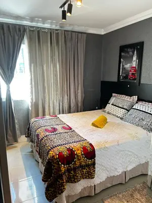 Uma cama ou camas num quarto em Apartamento para alugar na temporada a 150m do mar
