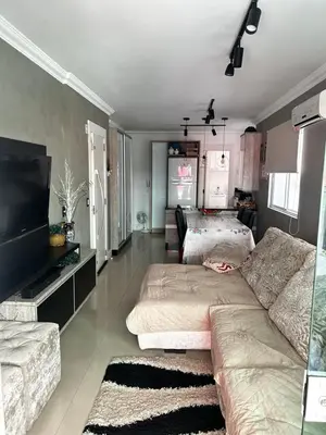 Uma televisão e/ou sistema de entretenimento em Apartamento para alugar na temporada a 150m do mar