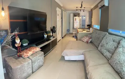 Uma área de estar em Apartamento para alugar na temporada a 150m do mar