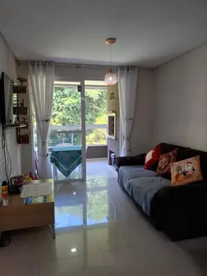 Uma área de estar em Apartamento em Bombinhas Próximo ao centro e Passarela do Ribeiro