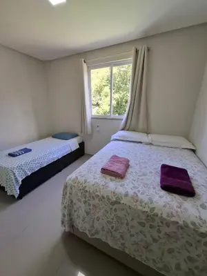 Uma cama ou camas num quarto em Apartamento em Bombinhas Próximo ao centro e Passarela do Ribeiro