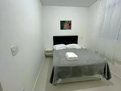 Uma cama ou camas num quarto em Apartamento Bella Palmas - 190m da Praia de Palmas
