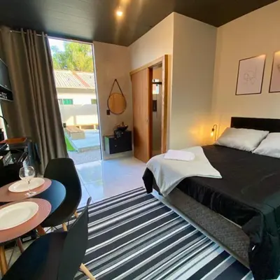 Uma cama ou camas num quarto em Loft4 com Jacuzzi para Casal - Lofts Mariscal, Bombinhas-SC