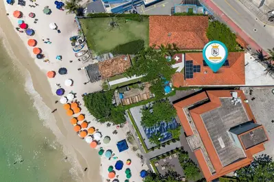 Uma praia em ou perto do apartamento