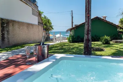 A piscina em ou perto de A88 - Casa frente mar no centro de Bombinhas.