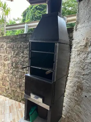 As comodidades para churrasco disponíveis para os clientes desta casa de férias