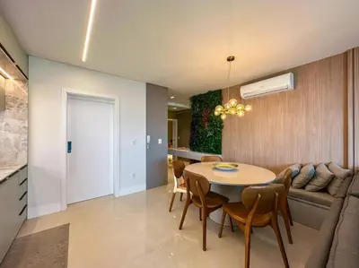 Uma área de estar em Apartamento Novo Quadra Mar