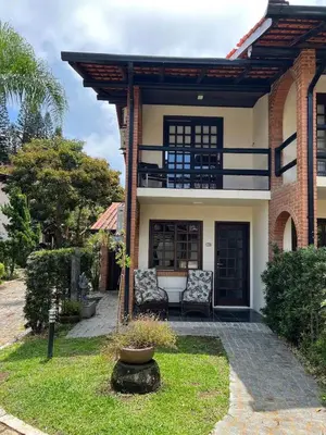 Um jardim no exterior de Casa pé na areia em praia paradisíaca com piscina frente mar