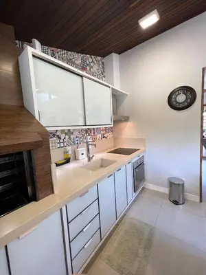 A cozinha ou kitchenette de Casa pé na areia em praia paradisíaca com piscina frente mar