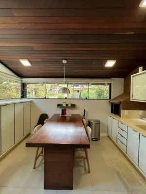 A cozinha ou kitchenette de Casa pé na areia em praia paradisíaca com piscina frente mar