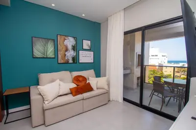 Uma área de estar em Brisas do Sul 102 - Apto 2 quartos - 150 metros da Praia do Mariscal!