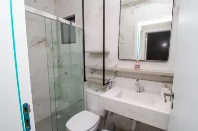 Uma casa de banho em Brisas do Sul 102 - Apto 2 quartos - 150 metros da Praia do Mariscal!