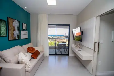 Uma televisão e/ou sistema de entretenimento em Brisas do Sul 102 - Apto 2 quartos - 150 metros da Praia do Mariscal!