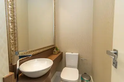 Uma casa de banho em Varandas do Atlântico 502A – Frente Mar em Bombas