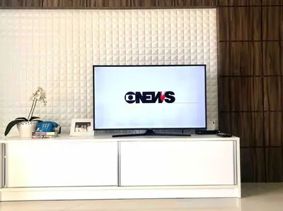 Uma televisão e/ou sistema de entretenimento em Muito confortável, vista do mar, todo climatizado