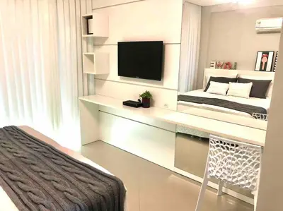 Uma televisão e/ou sistema de entretenimento em Muito confortável, vista do mar, todo climatizado