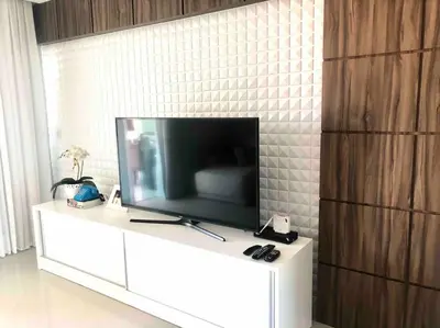 Uma televisão e/ou sistema de entretenimento em Muito confortável, vista do mar, todo climatizado