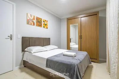 Uma cama ou camas num quarto em Apto a 60m do mar - Meia Praia Itapema OBS0301