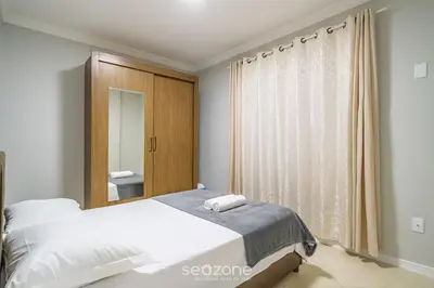 Uma cama ou camas num quarto em Apto a 60m do mar - Meia Praia Itapema OBS0301