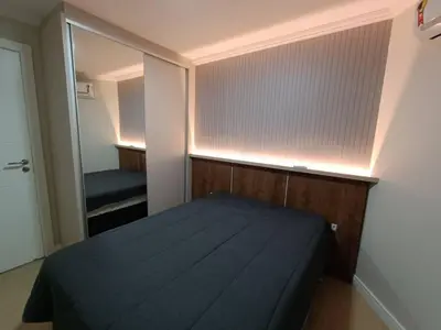 Uma cama ou camas num quarto em Vista mar com ótima localização na meia praia