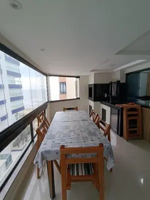 A cozinha ou kitchenette de Vista mar com ótima localização na meia praia