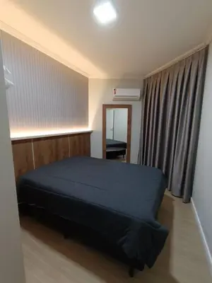 Uma cama ou camas num quarto em Vista mar com ótima localização na meia praia