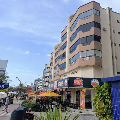 A planta de ótima localização meia praia edifício frente mar