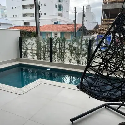 Apartamento com piscina a 100 metros da praia