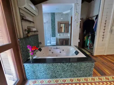 Uma casa de banho em Mahalo