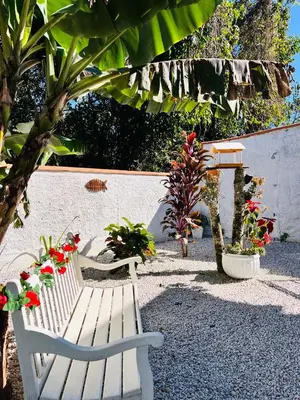 Um jardim no exterior de Casa com banheira