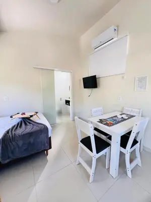 Uma televisão e/ou sistema de entretenimento em Casa com banheira