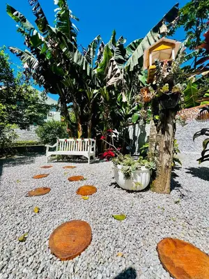 Um jardim no exterior de Casa com banheira