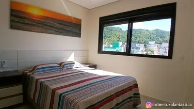Uma cama ou camas num quarto em Cobertura fantástica apenas 70 metros da praia