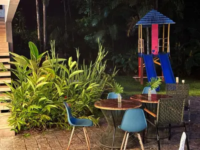 Um jardim no exterior de Quarto em casa de praia com estacionamento