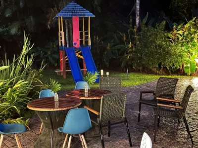 Um jardim no exterior de Quarto em casa de praia com estacionamento