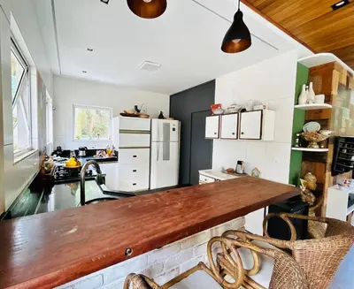 A cozinha ou kitchenette de Quarto em casa de praia com estacionamento