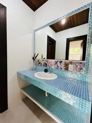 A planta de Quarto em casa de praia com estacionamento