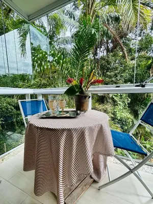 Um jardim no exterior de Quarto em casa de praia com estacionamento