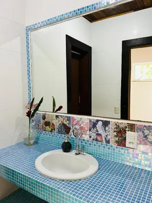 Uma casa de banho em Quarto em casa de praia com estacionamento