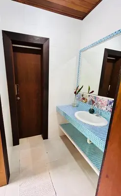 A planta de Quarto em casa de praia com estacionamento