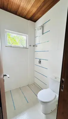 Uma casa de banho em Quarto em casa de praia com estacionamento