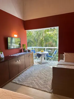 Uma área de estar em Quarto em casa de praia com estacionamento