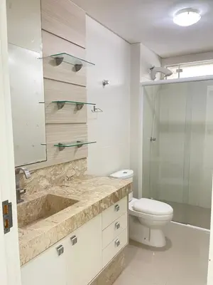 Uma casa de banho em Apto completo e equipado próximo do mar