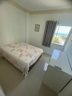 Uma cama ou camas num quarto em Apto completo e equipado próximo do mar