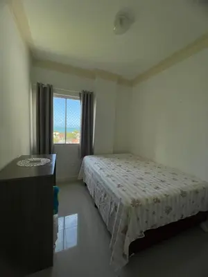 Uma cama ou camas num quarto em Apto completo e equipado próximo do mar