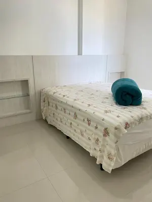 Uma cama ou camas num quarto em Apto completo e equipado próximo do mar