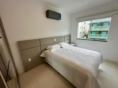 Uma cama ou camas num quarto em Residencial Ilha do Arvoredo - Praia de 4 Ilhas, próximo ao mar.